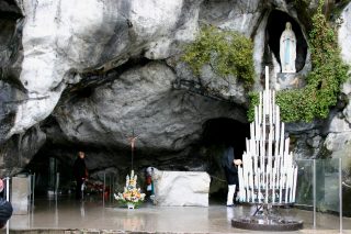 Lourdes: saatos prosesi Eucharistic nyageurkeun panyakit parna