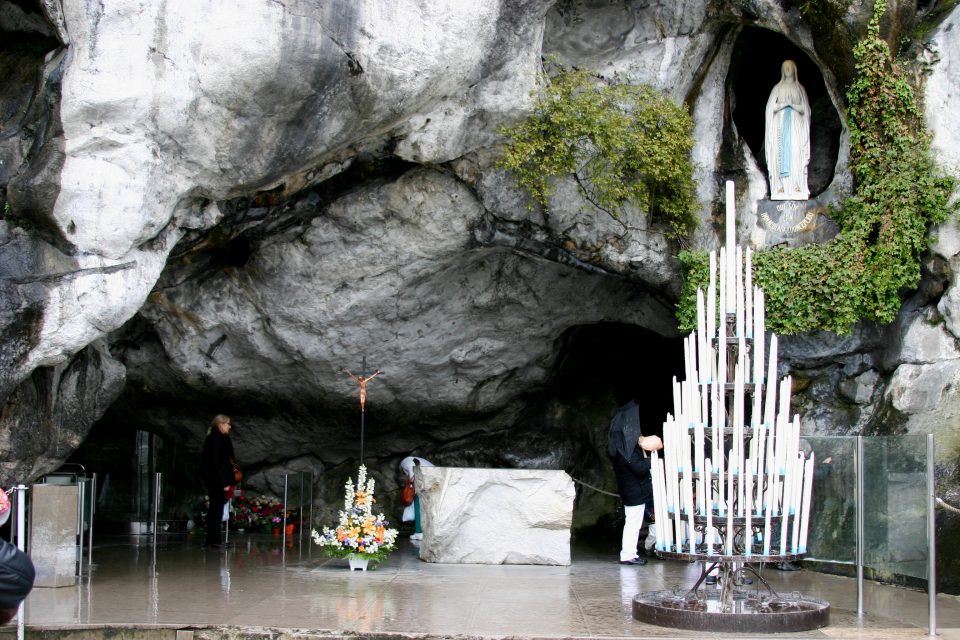 Lourdes: ar ôl yr orymdaith Ewcharistaidd mae'n gwella o salwch difrifol