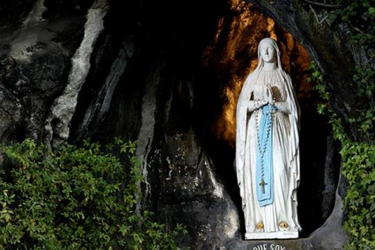 Lourdes: aveva la paralisi ma la Madonna la guarisce