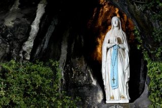 Lourdes: l’ultimo giorno di pellegrinaggio le sue piaghe si chiudono