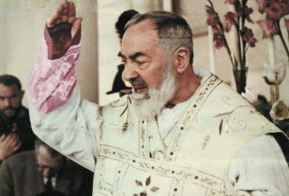 帕德里·皮奧（Padre Pio）出現在一個為一個小兄弟的到來祈禱的女孩身上