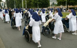Tekenen van Lourdes: zieke mensen en menigten gelovigen