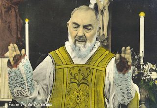 Ndịàmà hụrụ ahụ nwa Jesus Jesus n’aka Padre Pio