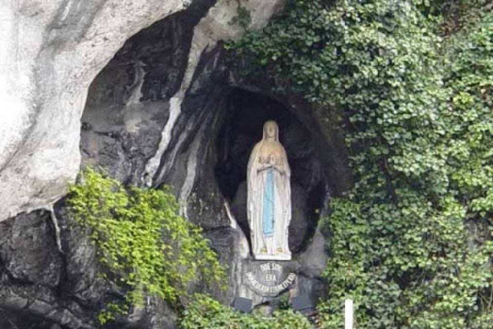 Lourdes: adfer y golwg, wedi'i reoli'n wyrthiol gan y Madonna