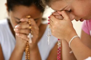 La vera differenza tra pregare e recitare le preghiere