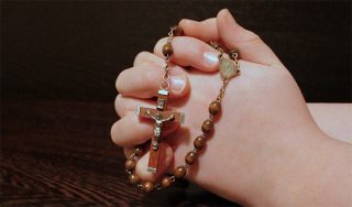 Αφιέρωση στο Άγιο Ροδάριο: πώς πραγματικά προσευχόμαστε, μιλάμε με τη Μαρία