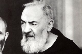 I kii tenei karakia ma te whakapono ka ahei nga mahi merekara ... Ka mau tonu a Padre Pio