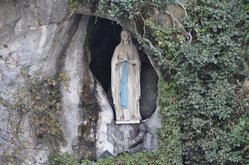 Lourdes: L’Immacolata ci rende cari a Dio Padre