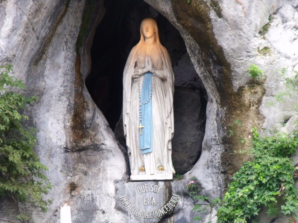 Võite palvetada Novena "Lourdes'i Jumalaema" poole, et paluda füüsilist ja vaimset paranemist