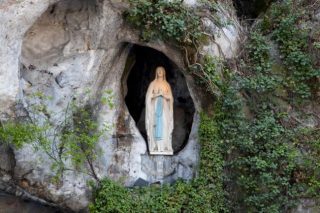 Begär bön till vår fru av Lourdes för att be om en nåd