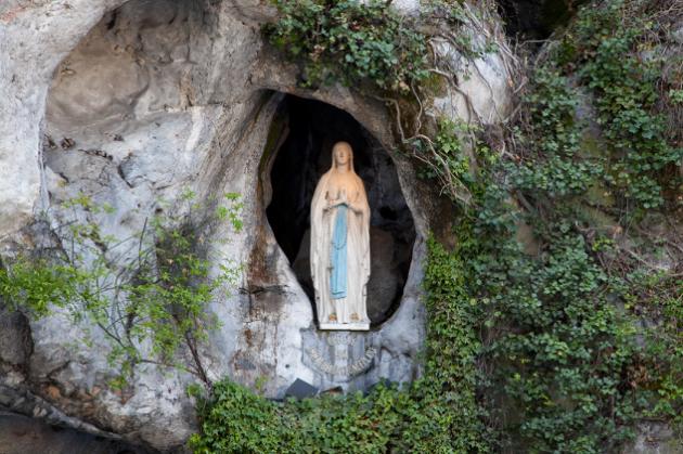Duaa lêborînê ji xwedayê me Lourdes bike ku merivek bixwaze