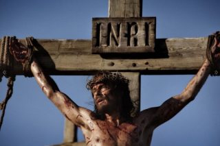 Devozione alla Passione: Gesù abbraccia la Croce