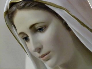 Hingabe an die Madonna, die von den Heiligen viel praktiziert wird, um Dank und Erlösung zu erlangen
