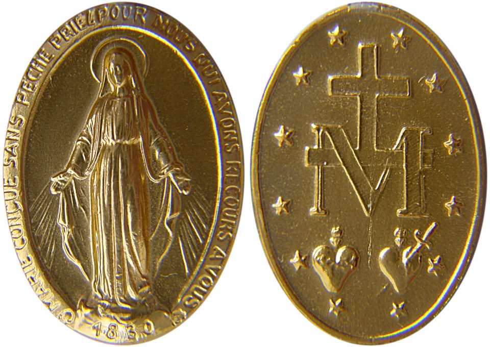 Medaglia Miracolosa: le promesse della Madonna per chi la mette al collo