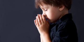 8 տարեկան մի տղա աղոթում է Սրբազան Սրբոց և շնորհք է ստանում իր ընտանիքի համար