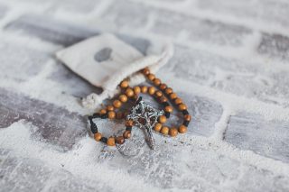 Pühendumine Pühale Roosikrantsile: madonna lubadused neile, kes kannavad seda kaelas