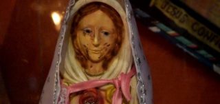 Devoción á Nosa Señora: a estatua da Virxe María "chora bágoas de sangue" (Vídeo)