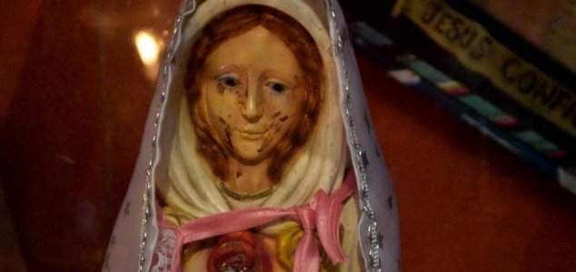 Devozione alla Madonna: Statua della Vergine Maria “piange lacrime di sangue” (Video)