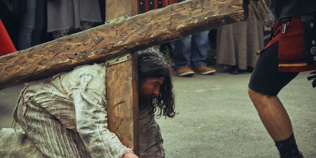 Hengivenhed til Jesus: hans hellige skulder og bøn til at bede om nåde