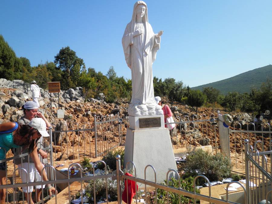 La Madonna a Medjugorje ti dice come accettare la malattia e la croce