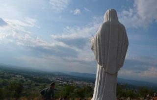 La Madonna a Medjugorje ci dice come reagire alla disperazione