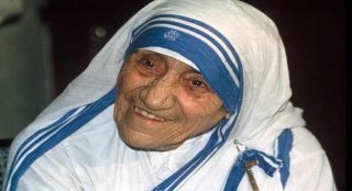 Debosyon sa mga Banal: humingi ng biyaya sa pamamagitan ng pamamagitan ni Mother Teresa