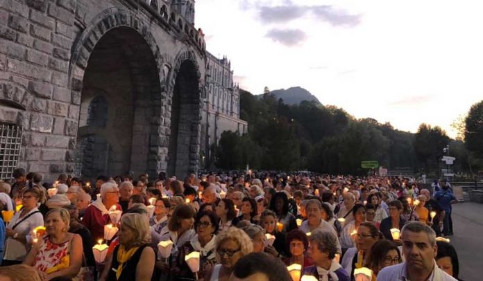 Lourdes: partecipare alla processione mariana fonte di grazie