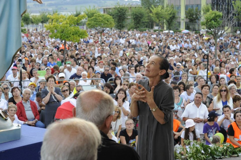 Vicka از Medjugorje: من به شما دعا می گویم که بانوی ما از ما خواسته برای تلاوت