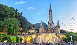 Unsere Liebe Frau von Lourdes: ihre Hingabe und die Kraft, Gnaden zu erlangen