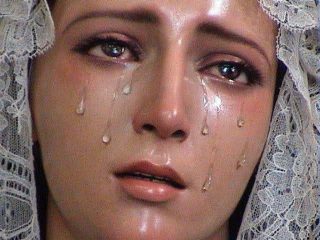 A estátua da Madonna que chora toda sexta-feira