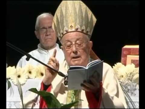 A püspök, ahol a kezében Madonna szobra sírt