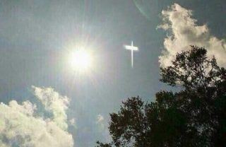 Необыкновенный знак на небесах: появляется яркий крест, солнце поворачивается и меняет цвет