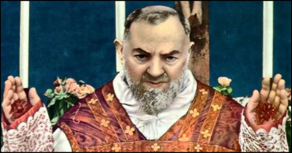 Il-wiċċ ta ’Padre Pio jidher fuq bieb, eluf jidħlu (RITRATT)