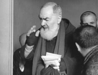 Qhov txuj ci tseem ceeb ntawm Padre Pio: Plawv nres, "hauv chav sib tham Kuv pom ib tug txiv neeb thov rau kuv"