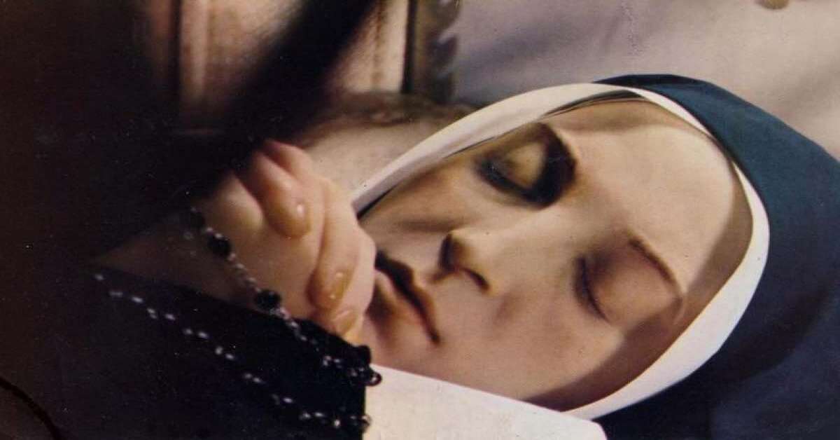 Le corps intact de sainte Bernadette: le sang liquide coule