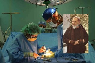 Neadondagi Padre Pioning mo'jizasi: "operatsiya xonasida rohib mening yonimda edi"