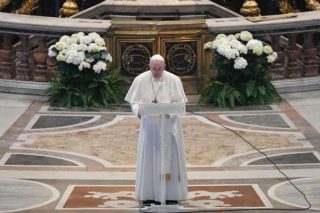 Pap Francis deplase sou mach la nan refòm finansye nan Vatikan an