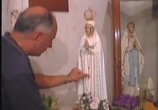 Lacrimazione in diretta della Madonna di Giampilieri tra le mani di un sacerdote (video)