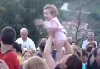 Маленькая девочка в Меджугорье видит Мадонну. Его реакция жуткая