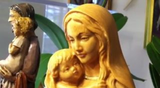 Nella casa di un prete piange olio profumato la statua che viene da Medjugorje