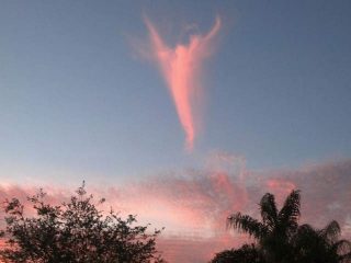 Ангел увиденный в небе, сфотографированный тысячами людей