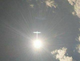 La foto fa il giro del mondo: appare in cielo la croce di Gesù