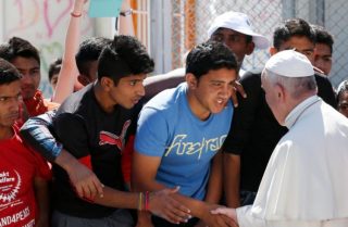 Il Papa ringrazia gli sforzi del Centro rifugiati per aiutare i migranti