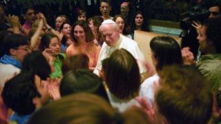 Papež mladim: Karol nam sporoča, da so preizkusi opravljeni z "vstopom v Kristusa"