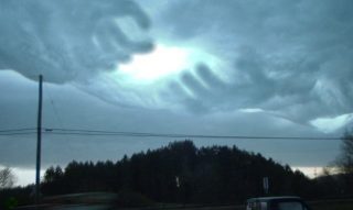 Avellino: penampilan tangan Tuhan di langit. Foto viral