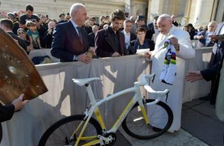 Papież przekazuje przedmioty na aukcję online na rzecz szpitali