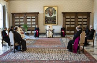 Rugăciunea este o „luptă” cu Dumnezeu, le spune credincioșilor Papa Francisc