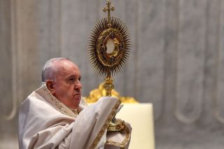 Eucharist شفا ورکوي ، نورو ته د خدمت کولو ځواک ورکوي ، پوپ فرانسس وايي