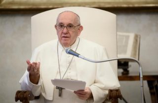 Orang Kristian diminta untuk memberi syafaat, bukan untuk mengutuk, kata Paus Francis