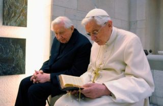 Benedict XVI pergi ke Regensburg untuk menziarahi saudaranya yang sakit